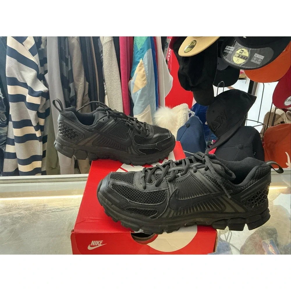 Nike Air Zoom Vomero 5 Triple Black GS HF6998-007 Youth Size 6.5Y Sneaker